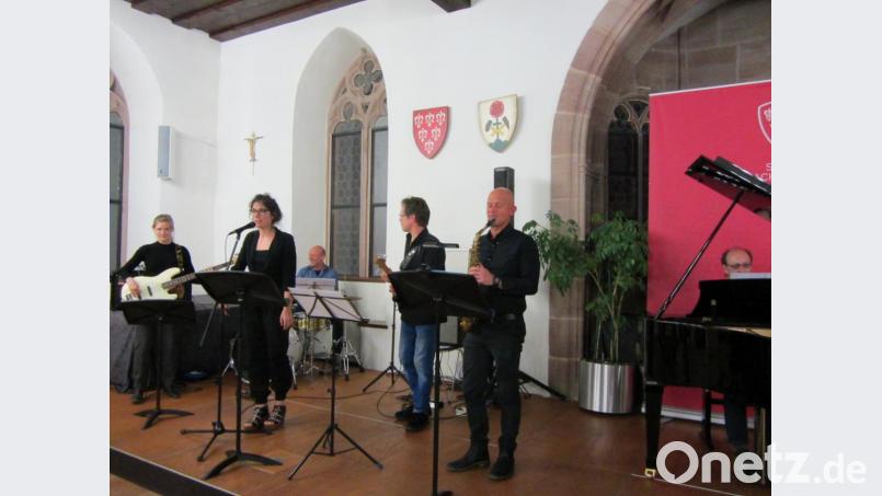 Als Lehrercombo zogen Werner Wiesmeth, Stefan Frank, Andreas Fischer, Eckhard Kopetzki, Lisa Milyukova und Susanne Lotter (von rechts) mal jazzige Seiten auf. Bild: aks