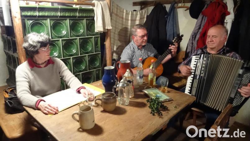 Vom Wirtshausleben auf dem Dorf erzählt (von links) Heimatdichterin Grete Pickl, Theo Stüpfl und Hans Pirner spielen die richtige Musik dazu. Bild: hka