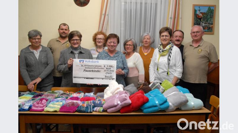 Den Erlös der Dorfweihnacht (3500 Euro), 500 Euro von einem OWV-Mitglied, das anonym bleiben will, sowie Vliesdecken, Socken und Mützen nahm Dr. Annemarie Schraml bei der Jahreshauptversammlung des OWV Beidl für das Hilfsprojekt „Feuerkinder“ in Empfang. Im Bild (von links) Irmgard Kulzer (Strickfrauen), Martin König (Vorsitzender OWV Beidl), Dr. Annemarie Schraml, die Strickfrauen Renate Preisinger, Marianne Vollath, Christa Häring und Maria Trißl, Brigitte Bauer (Vorsitzende Katholischer Frauenbund Beidl), Hans Reichl (Vorsitzender Soldaten- und Reservistenkameradschaft Beidl) und Alois Bauer (Zweiter Vorsitzender OWV Beidl). Bild: gbj