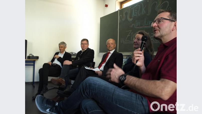 Die Talkrunde (von links): Rolf Pfeiffer (Deprag), OB Michael Cerny, stellvertretender Schulleiter Günther Simmel, Sonja Schleicher (Jobcenter) und Udo Fechtner (IG Metall). Bild: sba