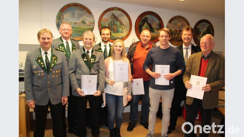 Ehrungen gab es für langjährige Mitglieder der Schützengesellschaft Tirschenreuth. Im Bild (von links) Harald Thiermann, Robert Meißner, Johannes Bartl, Matthias Konrad, Ramona Thiermann, Heinz Samulowski, Michael Reiter, Manfred Zölch und Bernd Körner. Bild: hä