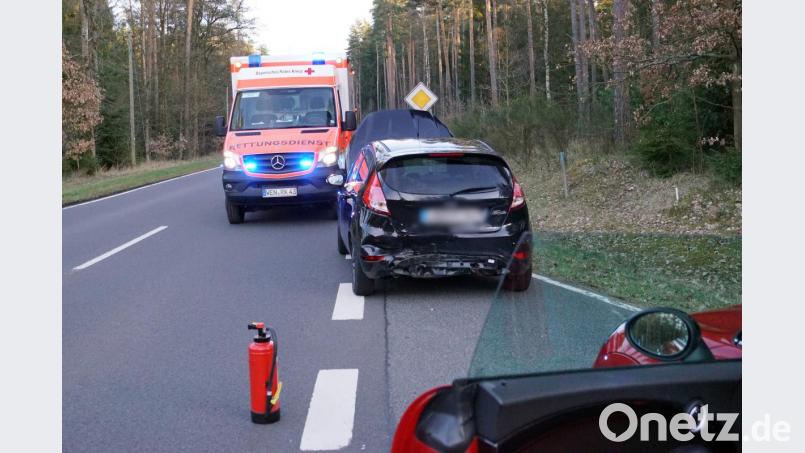 Ins Heck dieses schwarzen Wagens krachte ein weiteres Auto. Bild: jma