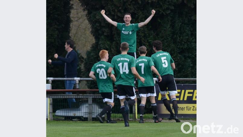 „Ich bin der Größte!“ FC-Spielertrainer Christian Most kletterte nach seinem vorentscheidenden Treffer zum 2:0 aufs Geländer rund ließ sich von seinen Spielern feiern. Bild: ham