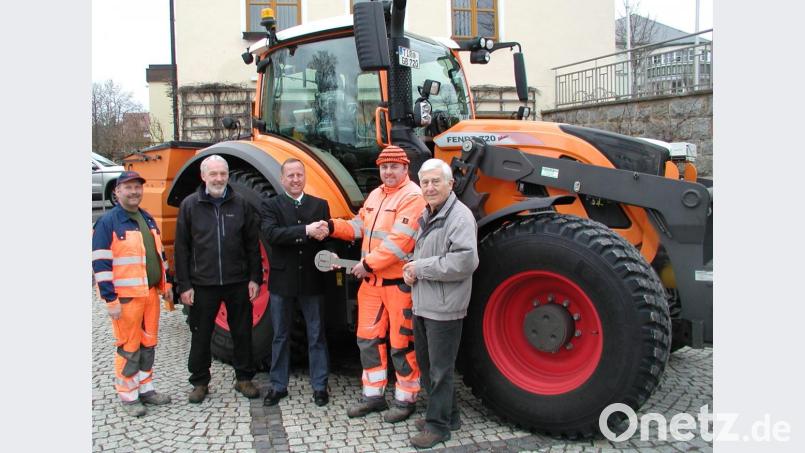 Übergabe mit einem symbolischen Schlüssel: (von links) Gemeindearbeiter Bernhard Schindler, Norbert Horn von der HOWA, Max Schnabel, Vertreter der BayWa, Gemeindearbeiter Michael Roth und Bürgermeister Ludwig König. Bild: ld