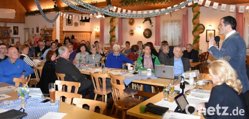 Albert Rupprecht diskutiert mit Zuschauern im Postkellersaal über den Südost-Link. Bild: Beate-Josefine Luber