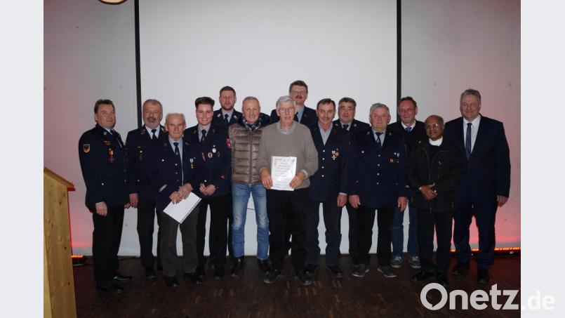 Für 50 und 60 Jahre Vereinszugehörigkeit werden Mitglieder der Feuerwehr Hohenkemnath geehrt (von links): Kreisbrandmeister Alexander Graf, Kreisbrandrat Fredi Weiß, Ehrenmitglied Franz Strobl, Zweiter Vorsitzender Fabian Schildbach, Kommandant Christoph Staudte, Josef Wenkmann, Christian Wenkmann sen., Vorsitzender Christian Wenkmann jun., Günther Bernreuther, Hermann Nadler, Vinzenz Schmaußer, Dritter Bürgermeister Josef Schmaußer, Pfarrer Joseph Madathiparampil und Landrat Richard Reisinger. Bild: snn