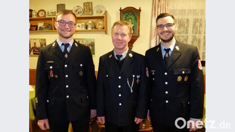 Ehrenkommandant Hans Steinkohl (Mitte) mit dem neuen Kommandanten Christoph Dumler und dem zweiten Kommandanten Alexander Pühl. Bild: hl
