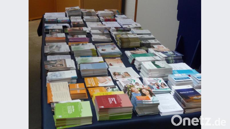 Viele Bücher und Ratgeber ergänzen diese sehr sensible Ausstellung. Bild: bba