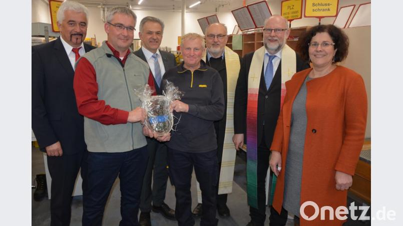 Den kirchlichen Segen erhielt der neue Zustellstützpunkt Mitterteich. Bei der Einweihung mit dabei waren (von links) Raimund Stenglein (Niederlassung Bayreuth), Teamleiter Wolfgang Schreiner (Mitterteich), Bürgermeister Roland Grillmeier, Teamleiter Stefan Grasser (Wiesau), Stadtpfarrer Anton Witt, Pfarrer Martin Schlenk sowie Marianne Lentner-Hompesch (Leiterin Niederlassung Brief Bayreuth). Bild: jr