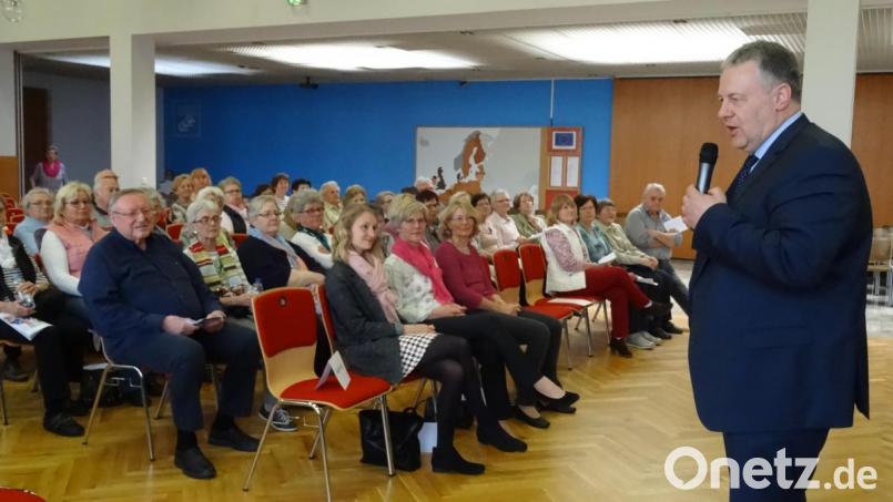 Landrat Richard Reisinhger hieß die Ü-65-Senioren zum Informations- und Austauschnachmittag willkommen. Bild: hka