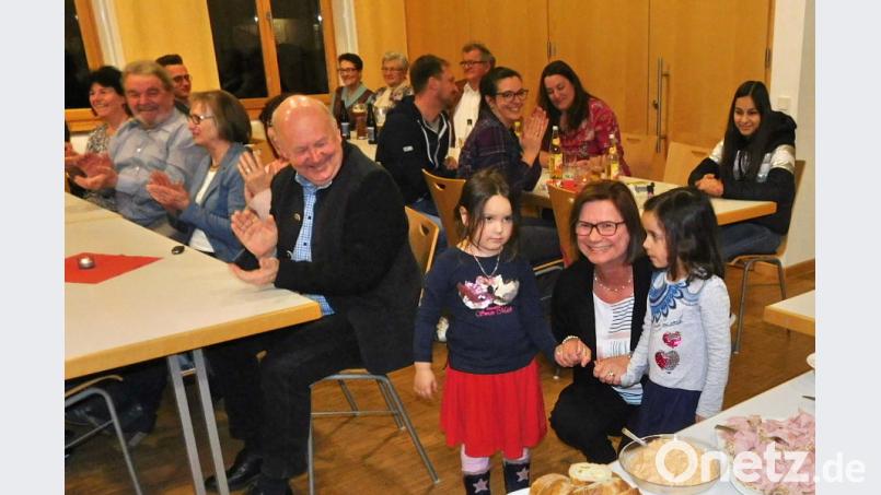 Das Buffet eröffnen Mia Lauterbach, Elke Bundscherer und Theresa Würfel Sarmento (von links). Bild: hai