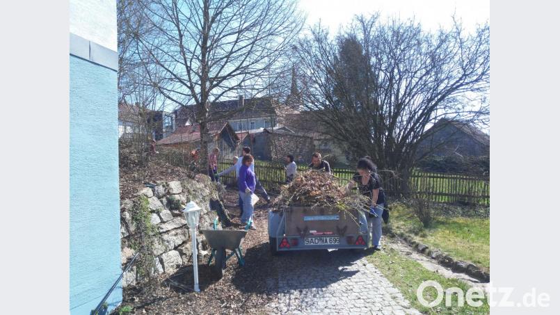 Zahlreiche Helfer packten auf dem Außengelände des Schwarzachtal-Kindergartens mit an. Bild: mad