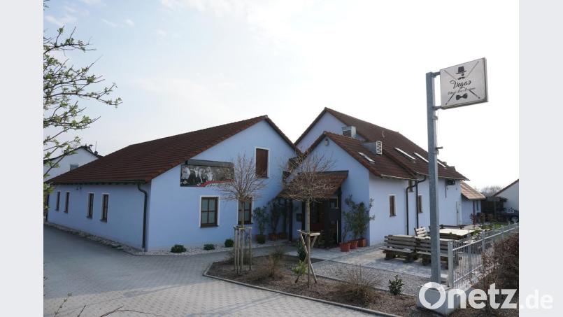 Drei Männer überfielen am Sonntagmittag das Billardcafé in Wackersdorf. Mit Schusswaffen bedrohten sie einen Angestellten und einen Gast. Bild: Dotzler