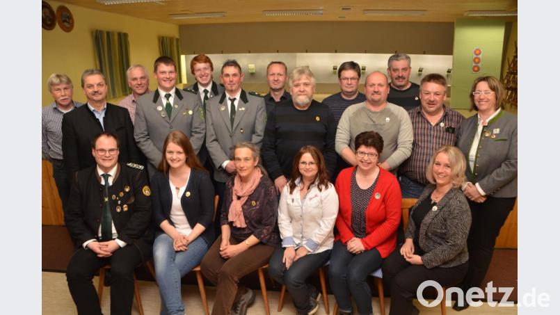 Bei der diesjährigen Jahreshauptversammlung hatte Gauschützenmeister Stefan Brandmiller (vorne, links) die ehrenvolle Aufgabe, zahlreiche Auszeichnungen an verdiente St. Thomas Schützen zu vergeben. Bernhard Frischholz (stehend, Vierter von links) bekam eine außergewöhnliche Ehrung als Fahnenträger, die Brandmiller erstmals in seiner Amtszeit verleihen durfte. Bild: dob