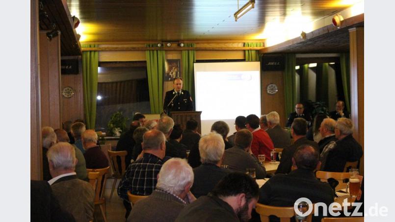Der Saal des Weißen Rössl war gut gefüllt. Insgesamt 84 Mitglieder der Feuerwehr kamen zur Jahreshauptversammlung. Bild: dse