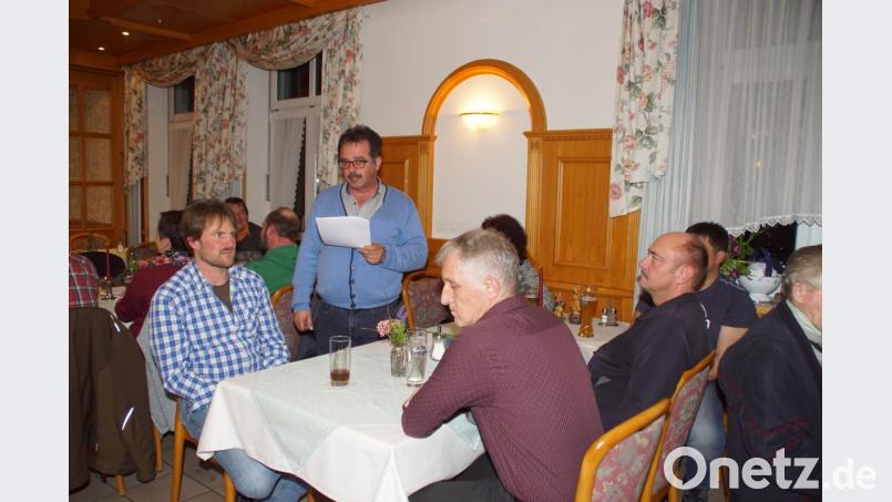 Über Zahlen, Fakten und Maßnahmen informierte Bürgermeister Manfred Dirscherl (stehend) bei der Bürgerversammlung im Gasthof zum Frauenstein. Bild: mmj