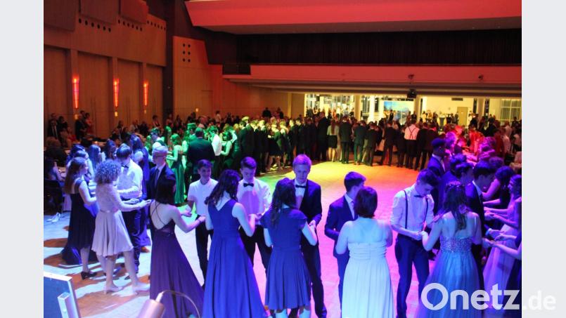 Bei den Line Dances und bei der Berliner Polka füllen die Tanzschüler auch am &quot;Blauen Ball&quot; die komplette Tanzfläche aus. Bild: afl
