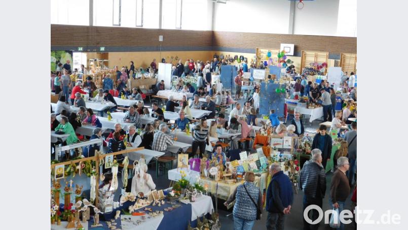 Beim Basar des Kindergartenfördervereins gibt es nicht, was es nicht für das Osterfest gibt. Entsprechend groß ist der Andrang in der Sportarena. Bild: hai
