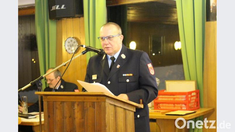 Der Kommandant der Neustädter Feuerwehr, Michael Spranger, spricht im Weißen Rössl. Bild: dse