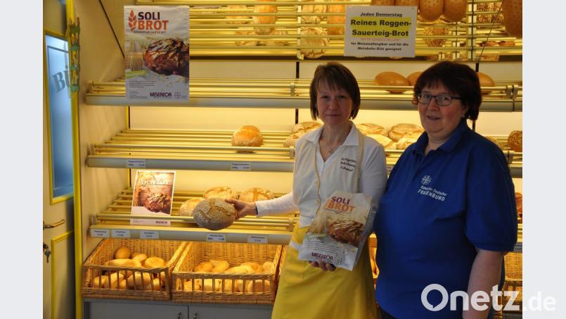 Petra Schmid und Doris Kellner (von links) präsentieren das Soli-Brot in der Bäckerei. Bild: ak