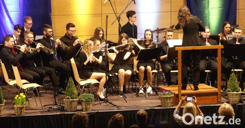 Die Bigband des Carl-Friedrich-Gauß-Gymnasiums eröffnete das Konzert des Lions Clubs am Samstagabend in der Oberpfalzhalle. Bild: Hirsch