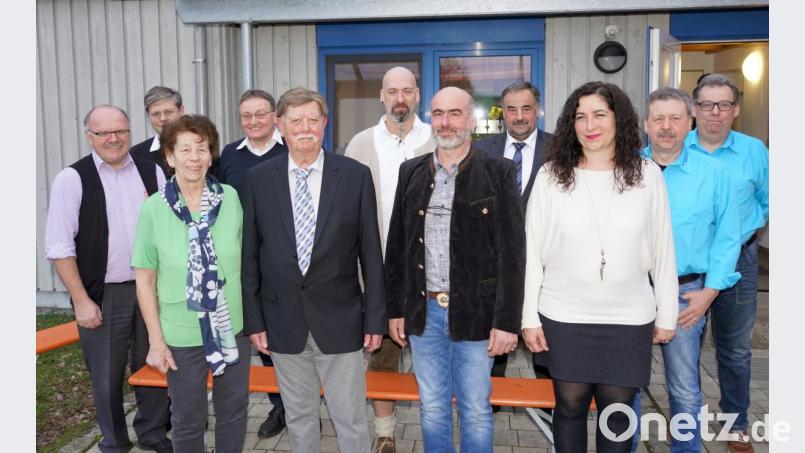 Alfons Ertl (Fünfter von links) ist nun 80 Jahre alt. Zum geburtstag besuchen ihn seine ehemaligen Kollegen der Kriminalpolizei. Bild: fvo