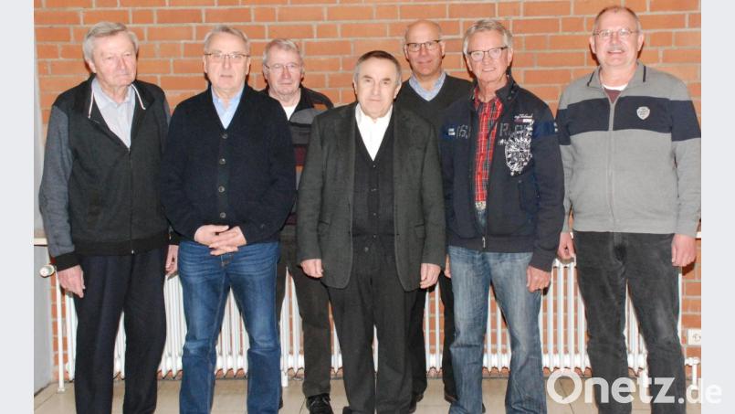 Verabschiedung langjähriger Mitglieder der Kirchenverwaltung Pfarrei Aschach_Raigering:
( von links) Martin Bauer, Gerhard Meier, Kirchenpfleger Alfred Schorner, Pfarrer Eduard Kroher, Sprecher PGR Ludwig Donhauser, Peter Zitzmann, Peter Roith Bild: sche