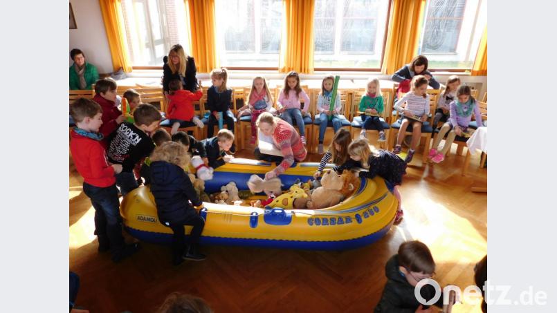 Alle Kuscheltiere dürfen auf die Schlauchboot-Arche. Die Buben und Mädchen sind bei der ersten Kinderkirche mit Eifer dabei. Bild: wrt
