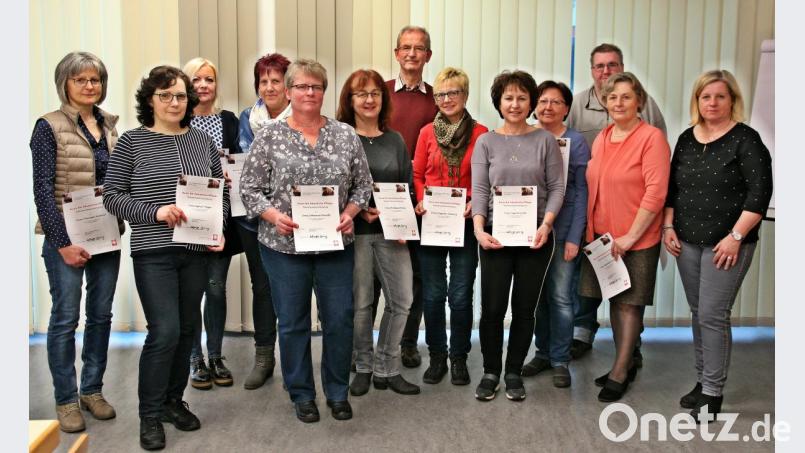 Die Teilnehmer absolvierten zehn Kursabende und erhielten von Conny Lobinger (rechts) das Zertifikat. Bild: bph