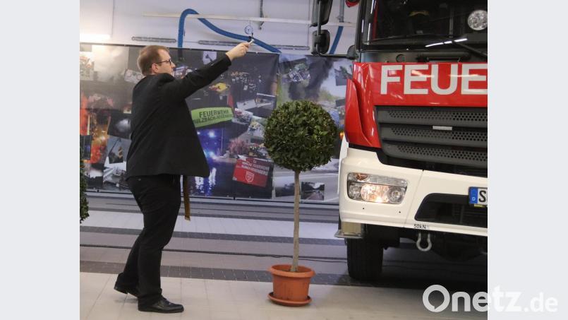 Kaplan Daniel Fenk segnet das Fahrzeug. Bild: mfh