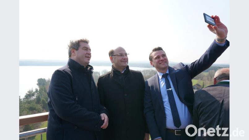 In 40 Metern Höhe lässt sich Landrat Thomas Ebeling (rechts) die Gelegenheit nicht entgehen, mit Ministerpräsident Markus Söder (links) und Finanzminister Albert Füracker ein Selfie zu machen. Bild: Christopher Dotzler