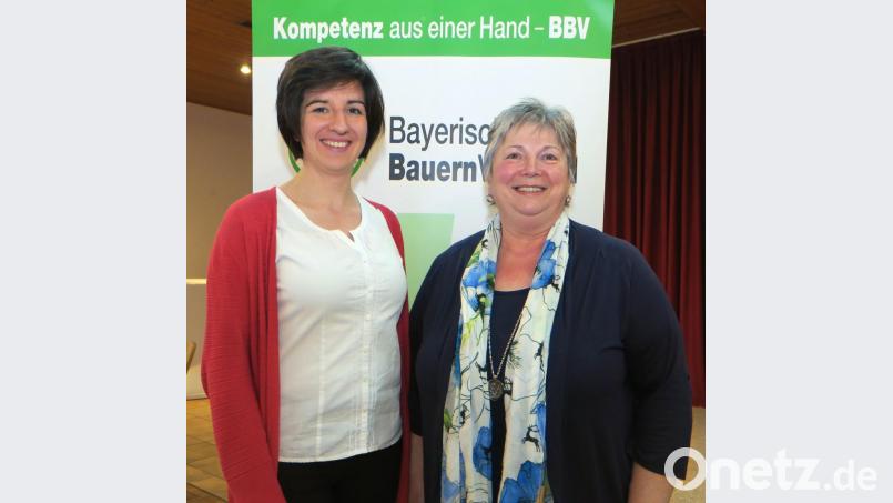 Die Schwandorfer Kreisbäuerin Sabine Schindler (links) hieß zu einem Vortrag für die &quot;Austragsbäuerinnen&quot; ihre Neumarkter Kollegin Sieglinde Hollweck (rechts) willkommen. Bild: Hirsch