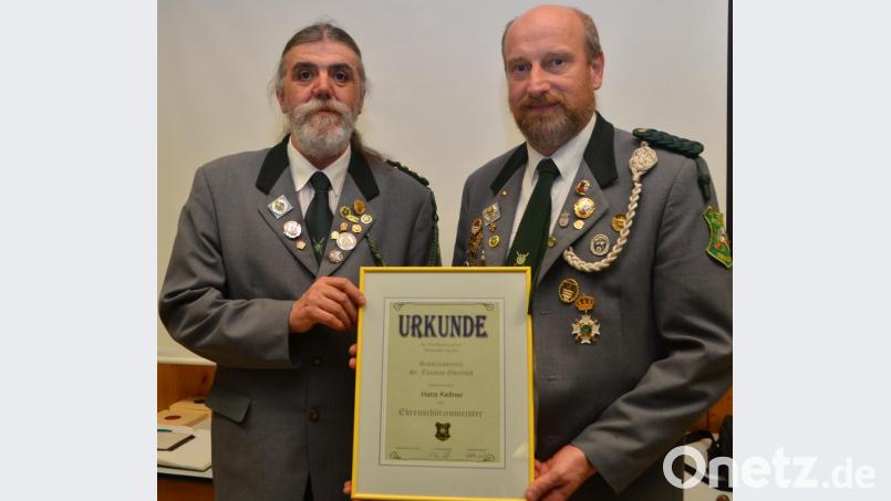 Hans Kellner (rechts) wurde aufgrund seiner überaus großen Verdienste für das Oberlinder Schützenwesen die Ehrenschützenmeisterwürde von Schützenmeister Peter Meier (links) verliehen. Bild: dob