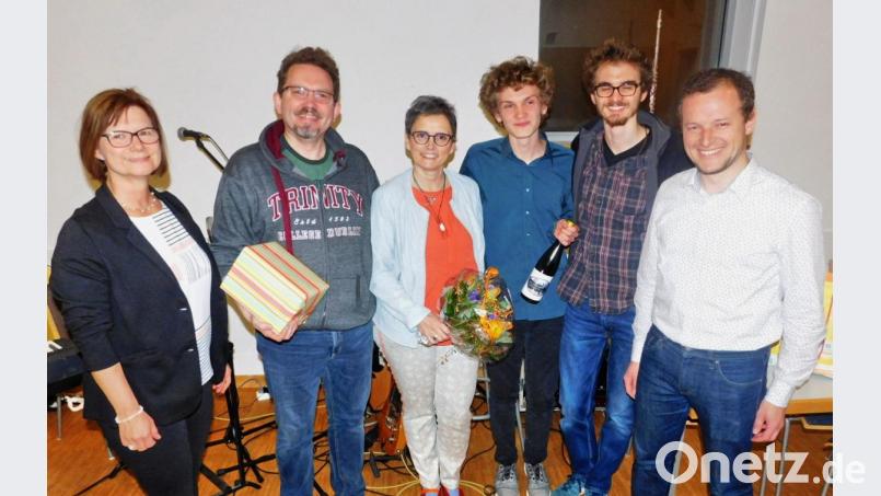 Vertrauensfrau Elke Bundscherer (links) und ihr Stellvertreter Stefan Steininger (rechts) verabschieden Pfarrer Micha Boerschmann, dessen Frau Christina Heller-Boerschmann sowie ihre Söhne Fabian und Max Boerschmann (von links). Bild: hai