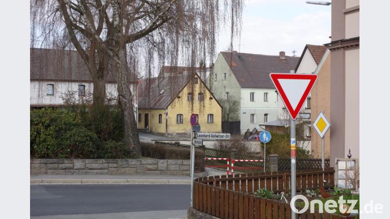 Alle Hoffnungen bei der Neuplanung einer Marktplatzsanierung setzt der Marktrat nun in das Anwesen Bienenweg 2 (Bildmitte, im Hintergrund) nach dem Stopp der Maßnahme durch die Regierung der Oberpfalz. Bild: fjo