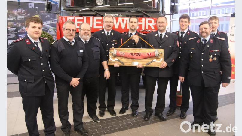 Die Wernesgrüner Feuerwehr überreicht ein Gastgeschenk mit angeblich guten Löscheigenschaften. Bild: mfh