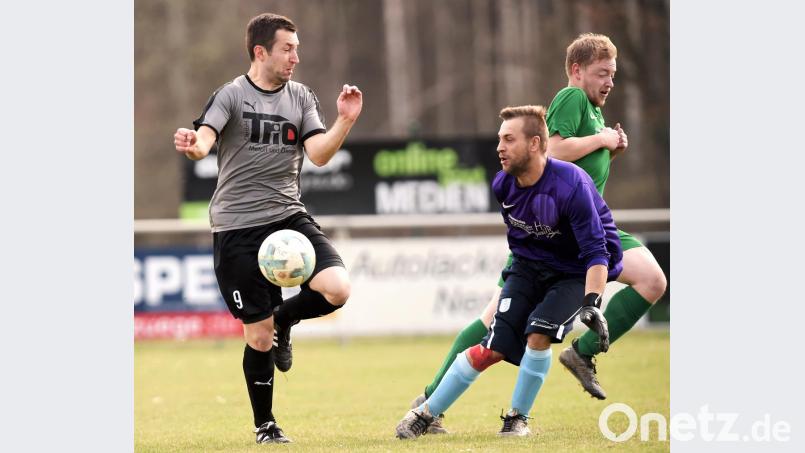 Zu bedauern war der Torwart der SG Waidhaus/Pfrentsch (Mitte) Pavel Leitermann, der hier Unterstützung vom Teamkollegen Fabian Wirth (rechts). Neun Mal musste Leitermann hinter sich greifen, davon drei Mal traf FC-Spieler Oliver Wagner (links). Bild: Büttner, Gerhard