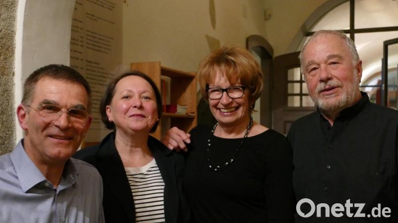 Mit einem Geschenk bedankte sich Vorsitzende Marie-Luise Pfeifer (Dritte von links) bei Thomas Glöckler für zwölf Jahre als Kassenprüfer, bei Lisa Wilhelm für zehn Jahre als „gute Fee“ im Café Karl und bei Karl-Heinz Grundt für 24 Jahre als Kassier des Forums. Bild: kbw
