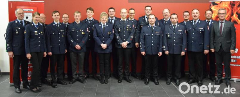 Bürgermeister Werner Nickl, die Kommandanten Alfred Vogel und Peter Denz (von rechts), Kreisbrandmeisterin Alexandra Müller, Kreisbrandinspektor Otto Braunreuther und Kreisbrandmeister Florian Braunreuther (Zweite, Dritter und Fünfter von links) gratulieren Hauptlöschmeister Roman Schäffler, Feuerwehrmann Lukas Häckl, den Oberfeuerwehrmänner Thomas Daubitz und Nick Danowski, Oberfeuerwehrfrau Tina Wolf, den Löschmeistern Peter Kreuzer, Marcel Schraml, Marco Filbinger und Michael Denz sowie den Oberlöschmeistern Peter Wolf, Norbert Weismeier, Christian Schmid und Alexander Schraml. Bild: mde