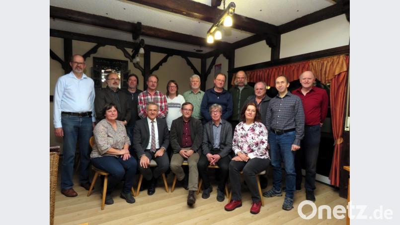 Bei den Neuwahlen konnte nahezu der gesamte Vorstand bestätigt werden. Die beiden Vorsitzenden Josef Siller und Werner Schubert (Zweiter und Dritter von rechts) wollen aber bei der nächsten Wahl in vier Jahren ihre Ämter abtreten. Bild: ubb