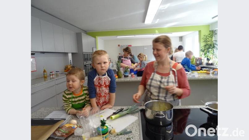 Viel Spaß hatten in der Schulküche Kinder und Eltern beim gemeinsamen Kochkurs. Bild: njn