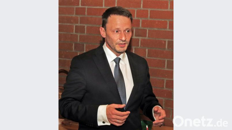 Schulsanierungen und hochklassige medizinische Versorgung am Klinikum sind wichtige Themen für die Stadt, sagt Bürgermeister Jens Meyer in seinem Referat. Bild: Dobmeier