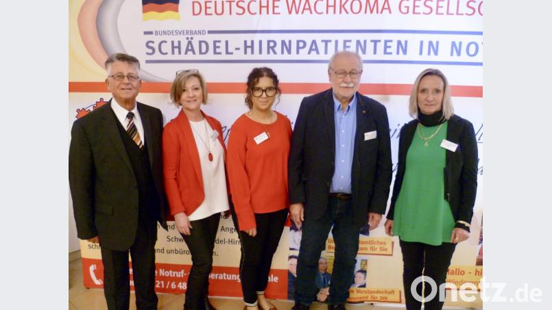 Sie leiten für eine weitere Amtszeit die Geschicke des Bundesverbands Schädel-Hirn-Patienten in Not (von links): Vorsitzender Armin Nentwig, seine Stellvertreterinnen Ingrid Ranzinger und Claudia Engfer, Schatzmeister Horst Bolle sowie Schriftführerin Ines Bauer. Bild: usc