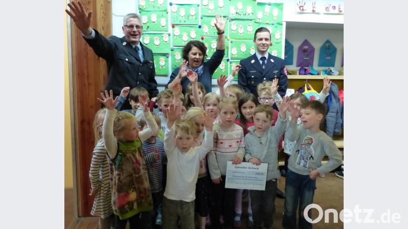 Die Lintacher Feuerwehr spendet für den örtlichen Kindergarten Hinten (von rechts): Kassier Matthias Rehaber, Kindergartenleiterin Ulrike Schießlbauer und Vorsitzender Tobias Göbl mit den erfreuten Lintacher Kindern. Bild: gto