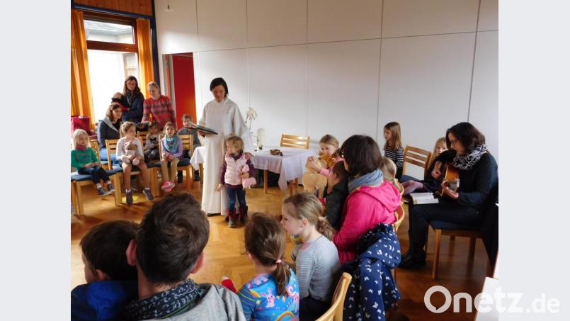 Die Buben und Mädchen sind bei der ersten Kinderkirche mit Eifer dabei. Bild: wrt