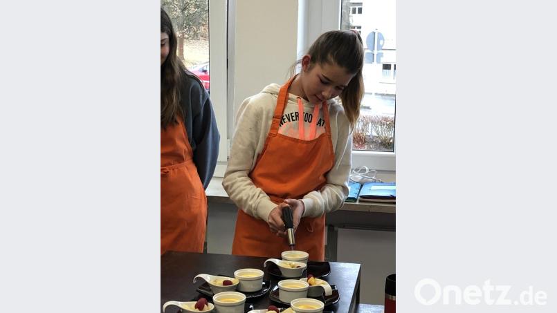 Schüler kochen mit Profi Maria Burkhard. Bild: exb