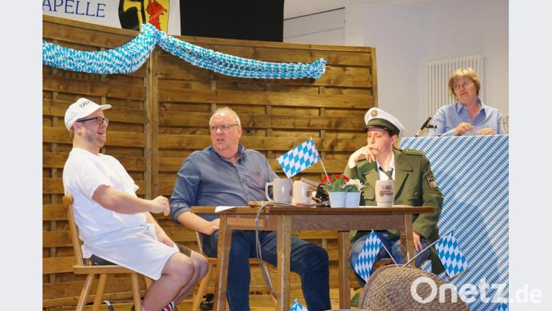 Bäcker Christoph Plank, Metzger Peter Müller, Polizistin Franziska Meier und Kellnerin Angelika Breitschaft kommentierten beim Kartenspiel das Geschehen in der Gemeinde und die große Politik. Bild: nib