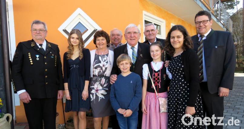 Gert Wölfel (Mitte) feierte im Kreise der Familie und mit Freunden seinen 80. Geburtstag. Bild: Hirsch