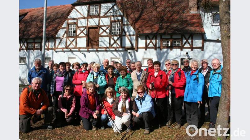 Das Fachwerkensemble am Gasthaus Heining in Pressath dient den Wanderern des Fichtelgebirgsvereins um Vorsitzenden Dieter Kottwitz (hinten links) und Wanderführer Sepp Kämpf (davor) als Hintergrund für das Gruppenfoto. Bild: gpa