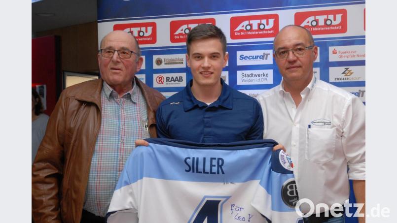 Josef Paulus (links) ersteigerte nicht nur das Trikot von Philipp Siller (Mitte) für die stolze Summe von 445 Euro. Der Pfreimder sicherte sich auch die Leibchen von Matt Abercrombie, Tomas Rubes und Paul Wolf. Rechts Stadionsprecher Manuel Stöckl, der die Versteigerung moderierte. Bild: gb